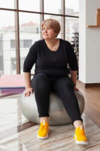 Femme surpoids sur ballon de gym