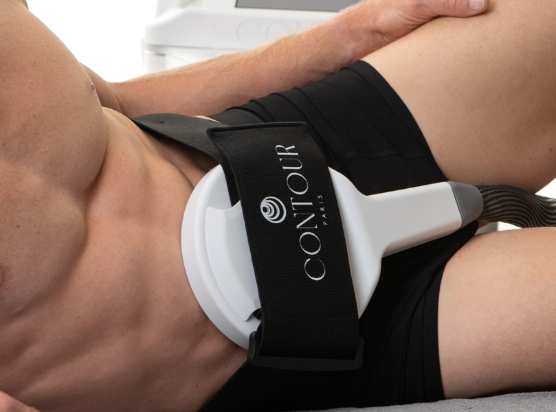 Homme en train de faire un soin d'électrostimulation