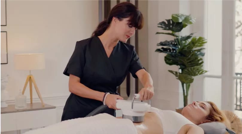 femme qui pratique le soin palper rouler sur une cliente
