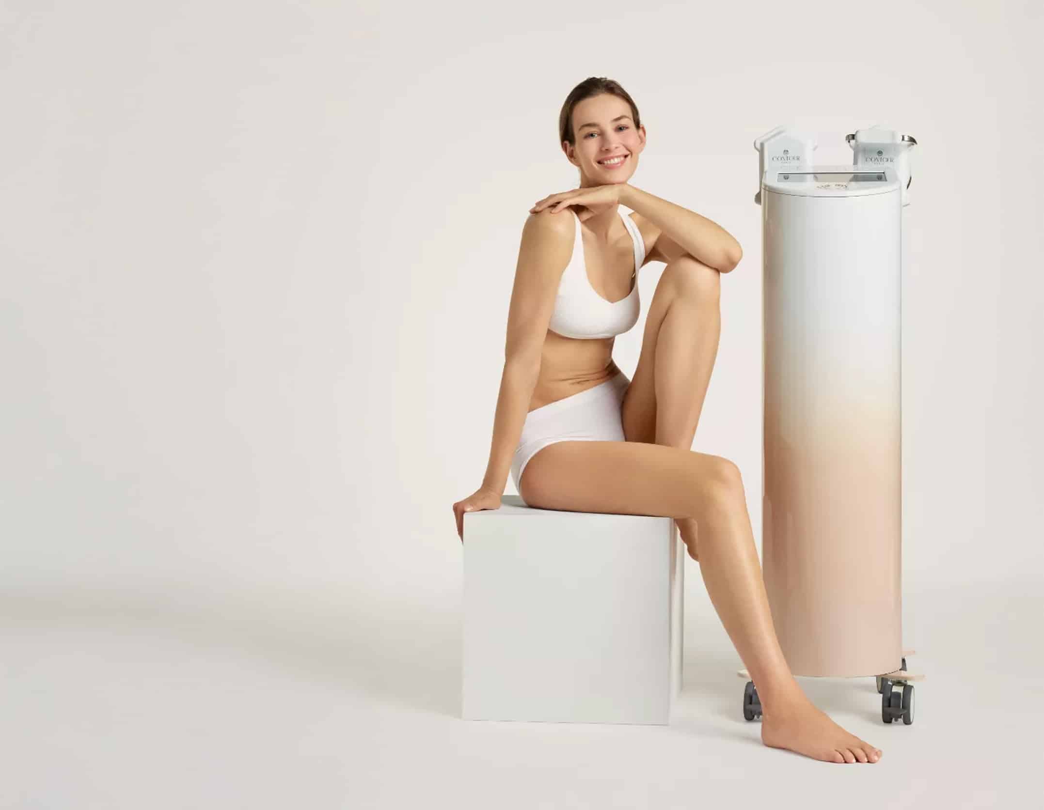Femme assise a coté de la machine de laser diode focalisé