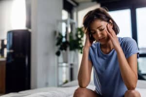 femme avec les mains sur la tête qui stress