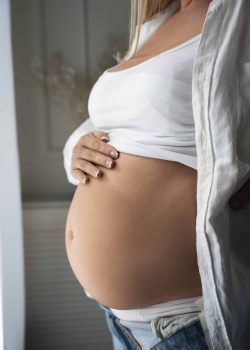 femme enceinte avec un man sur le ventre