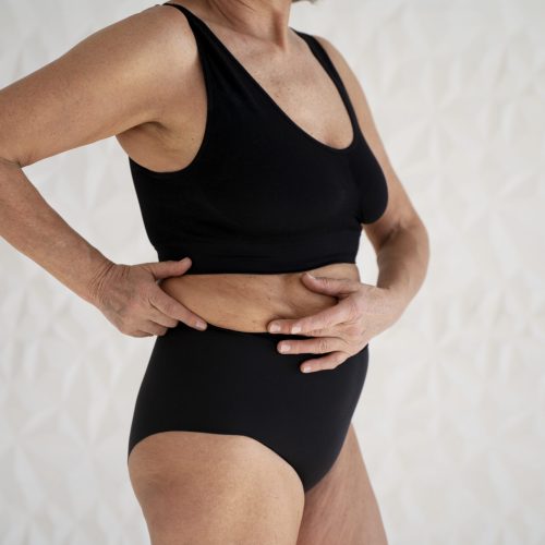 femme agée en sous-vetement noir de coté